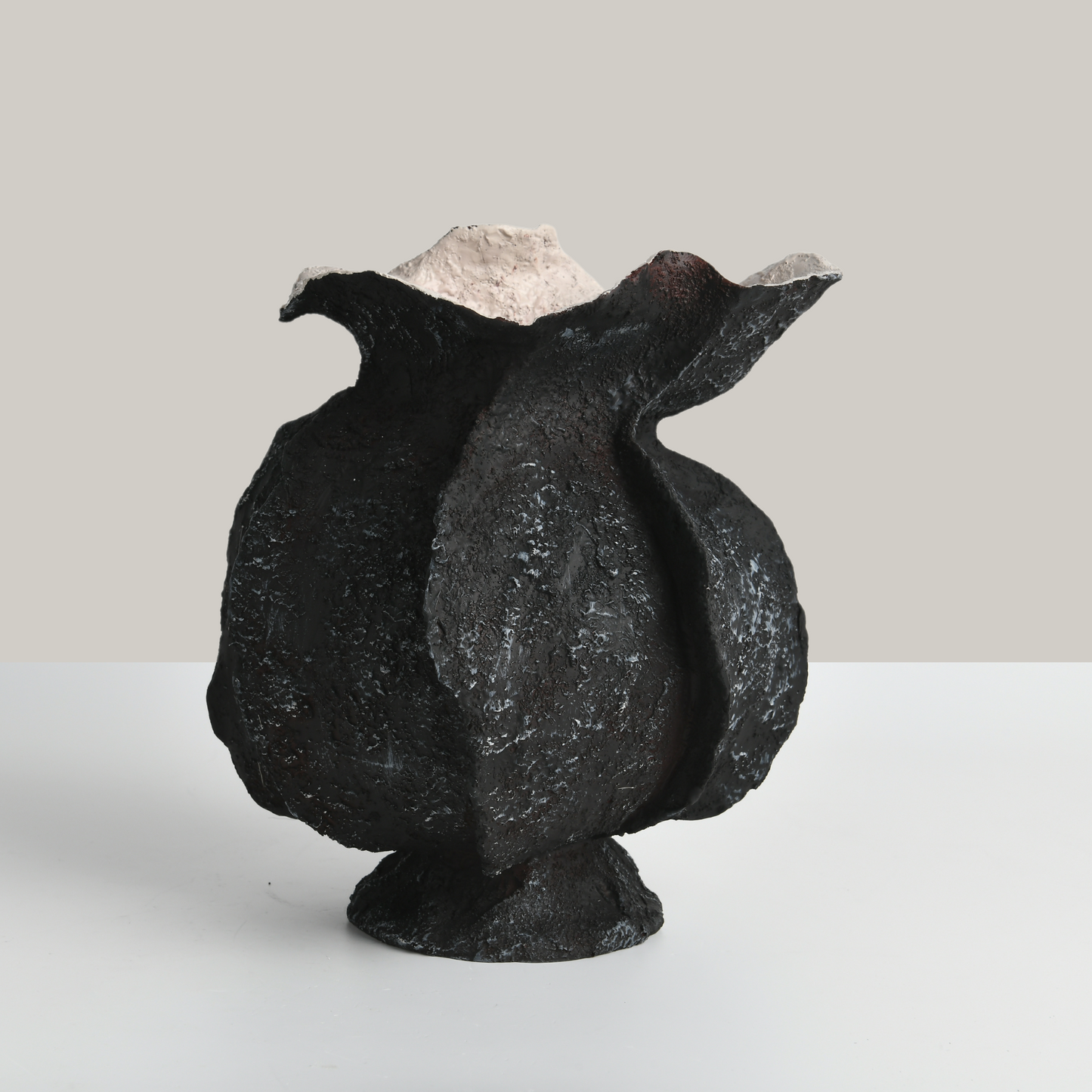 Obsidian Bloom Flower Vase (Black)